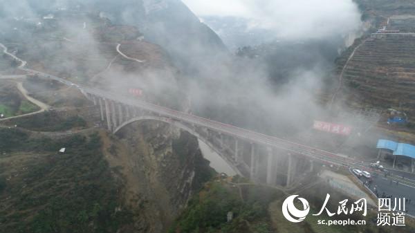 乌蒙山区又添扶贫“金路”（图据 四川省交通厅）