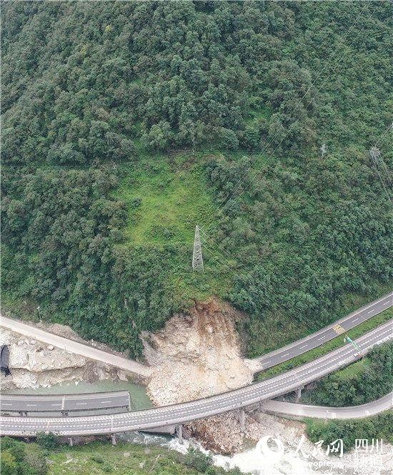 9月20日,位于雅西高速姚河坝大桥处突发高位塌方,造成道路中断。四川省公路设计院供图