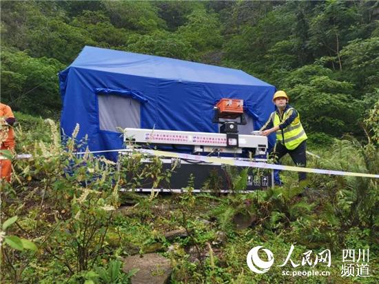 技术人员安装边坡雷达检测设备。四川公路设计院供图