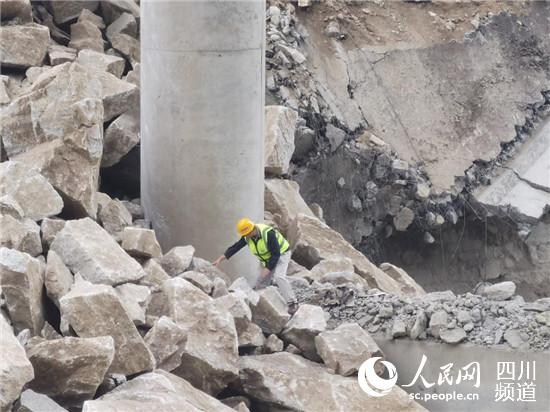 乱石林立、水流湍急,四川公路设计院工作人员不惧危险抵进观察桥墩受损情况。四川公路设计院供图