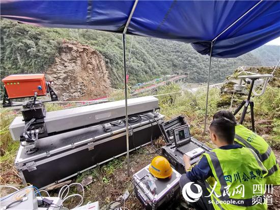 四川公路设计院技术人员查看分析该高危边坡实时变形数据。四川公路设计院供图