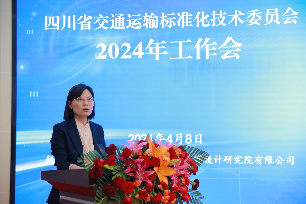 1713237180477074144.jpg 钟映梅处长宣读文件.jpg